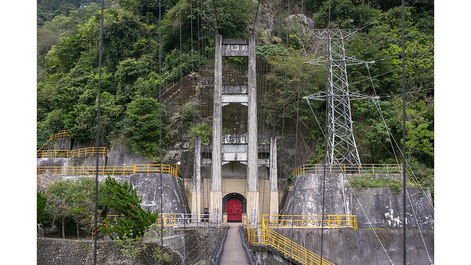 古老的銅門發電廠，曾是東西輸電線東段起點，見證保線員們篳路藍縷的建設歲月。